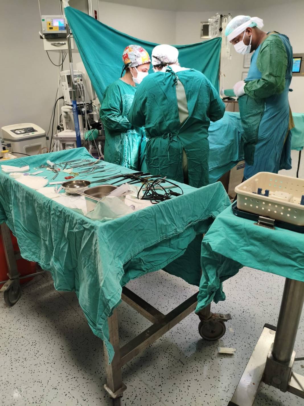 Dayısı dövüp diri diri toprağa gömmüştü: Baba, çocuğunu bulan görevliyi alnından öptü 3